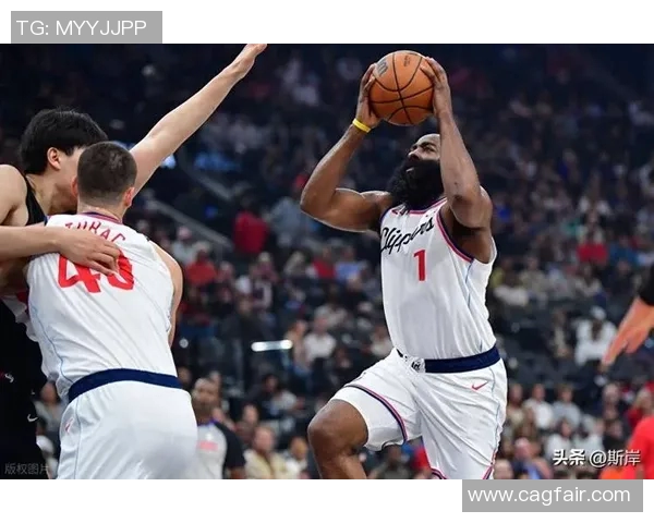 勇士与快船季后赛首战激烈对决精彩瞬间回顾与分析